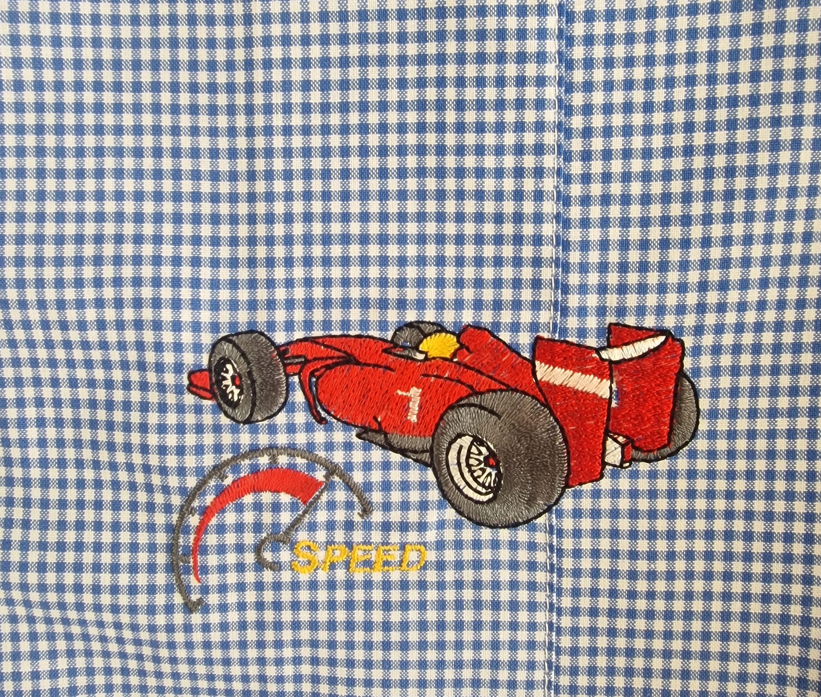 Grembiule asilo da bambino Siggi celeste ricamo macchina da corsa