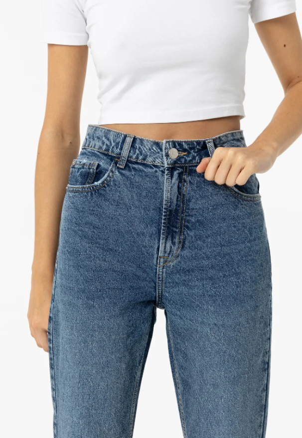 tiffosi jeans a vita alta con cinque tasche. chiusura frontale con zip e bottone in metallo. mom - foto 3