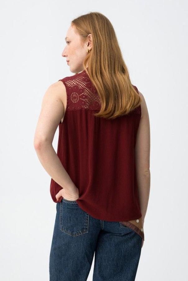 camicia TIFFOSI bordeaux donna senza maniche vista frontale indossata su jeans