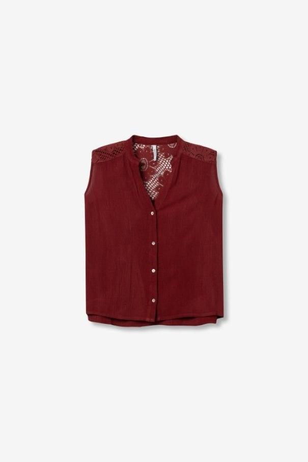 total look camicia senza maniche TIFFOSI bordeaux donna indossata su jeans
